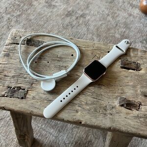 APPLE WATCH / SERIES 5 / ROSE GOLD / WITH CHARGER